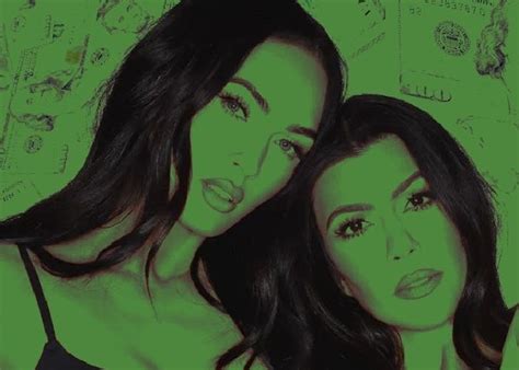 Megan Fox & Kourtney Kardashian Posed for Skims Campaign。